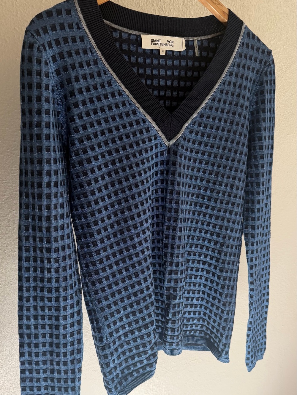 Diane Von Furstenberg Navy and Light Blue Textured V-Neck Sweater, Medium.